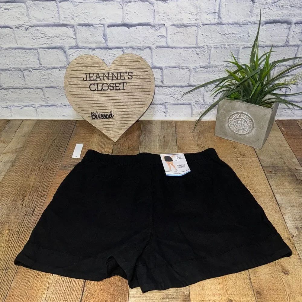 Joie Women's Pleated linen Short NWT
Black color size Large - Picture 12 of 14